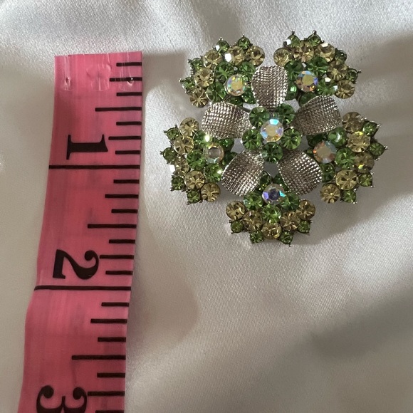 Cluster Brooch - Picture 5 of 5
